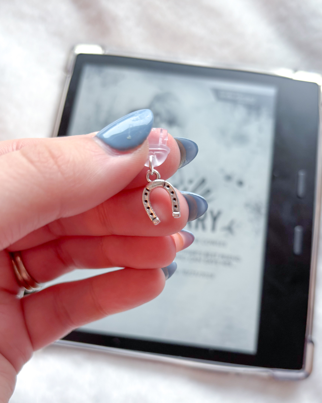 Horseshoe kindle charm
