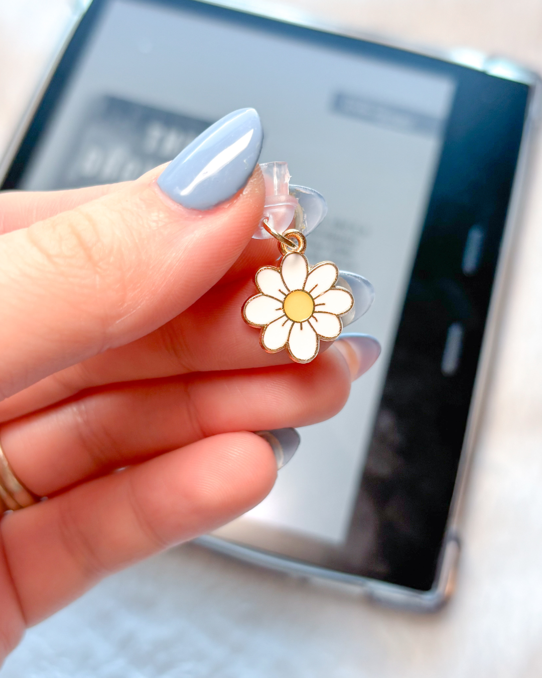 Small Daisy Flower kindle charm